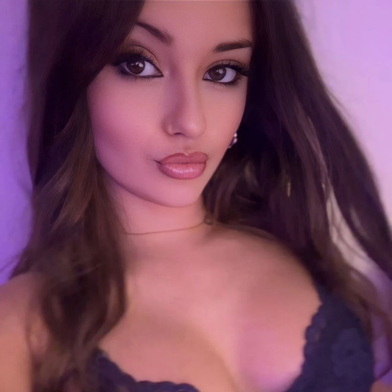 Elenamrtn, long brown hair and glossy lips, close-up selfie in soft purple light