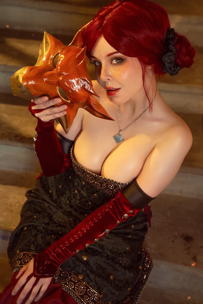 Helly Valentine as Triss with a fox mask at the masquerade