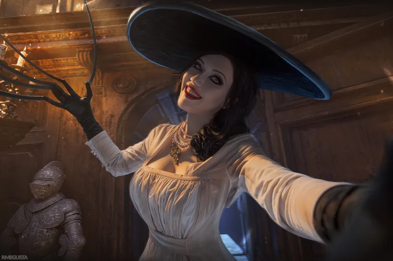 Lada Lyumos as Lady Dimitrescu reaching out with her claws