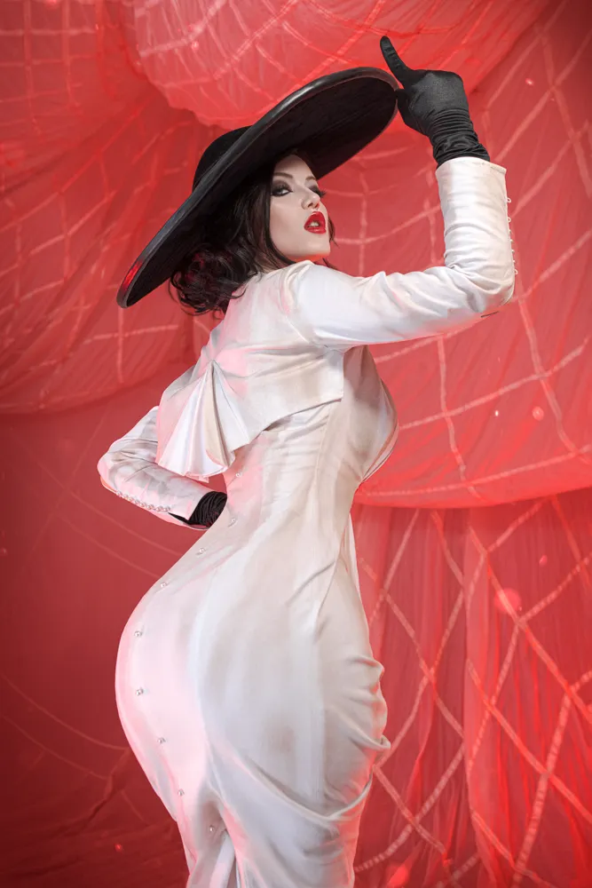 Lada Lyumos as Lady Dimitrescu in a white dress